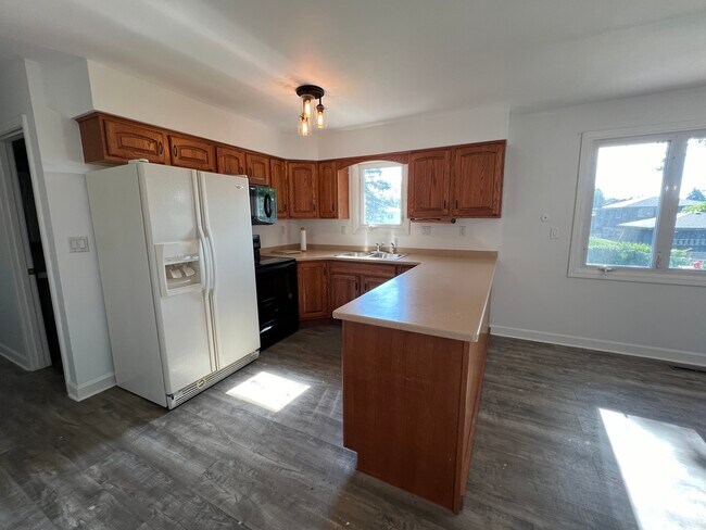Building Photo - 505 S Rathje Rd