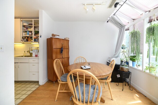 Foto del edificio - 42 Fresh Pond Pl