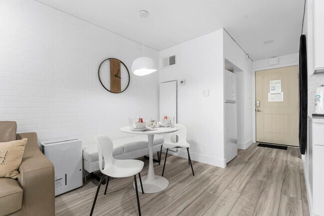 Foto del edificio - 8817 S Thomas Dr