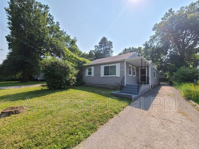 Building Photo - 10031 Bon Oak Dr