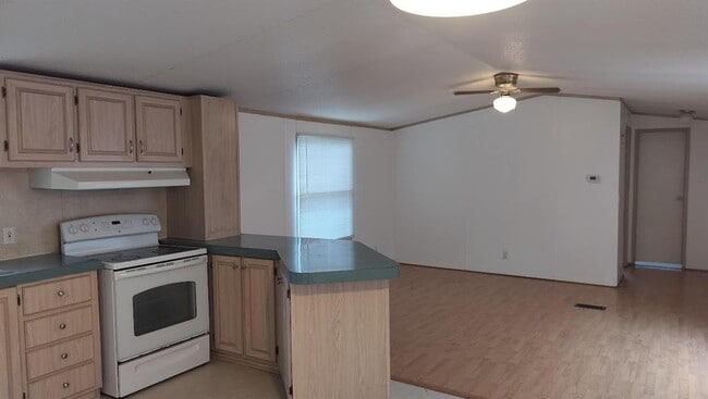 Building Photo - 305 Woods Ln