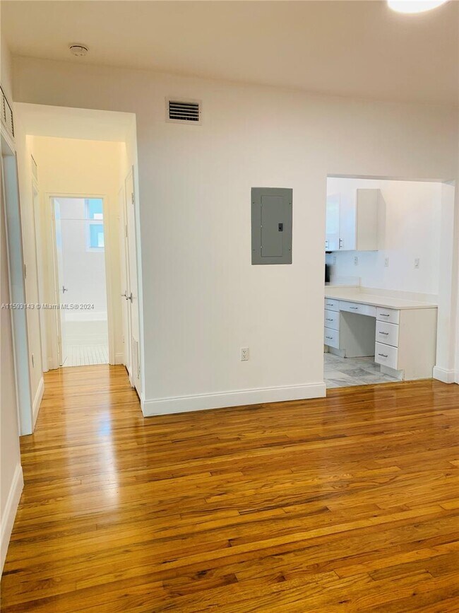 Foto del edificio - 2842 Pine Tree Dr