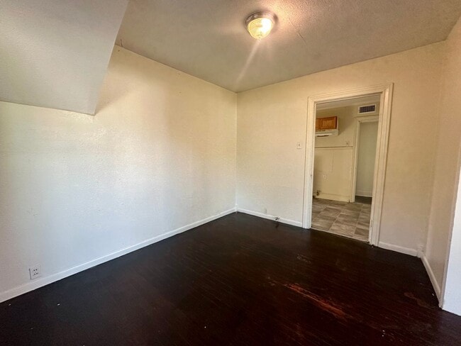 Building Photo - 4008 Beverly Dr