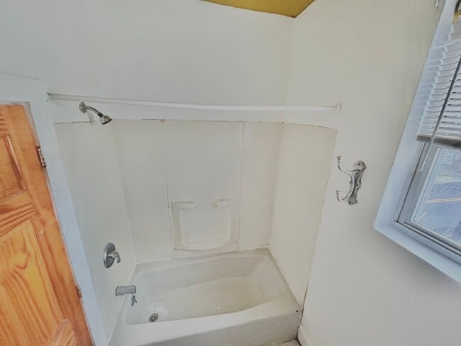 Building Photo - 619 N 1st St