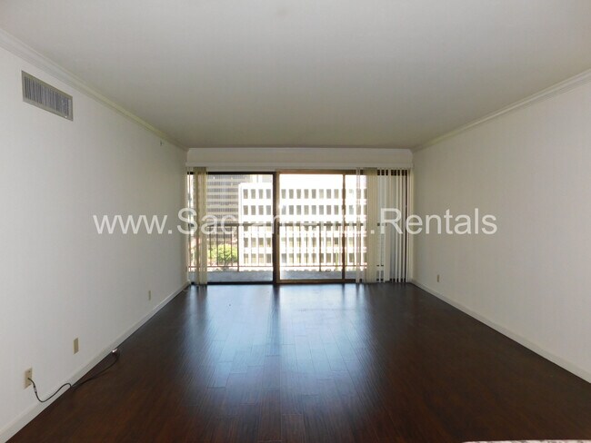 Building Photo - Spacious Updated 2bd/2ba Downtown Condo - ...
