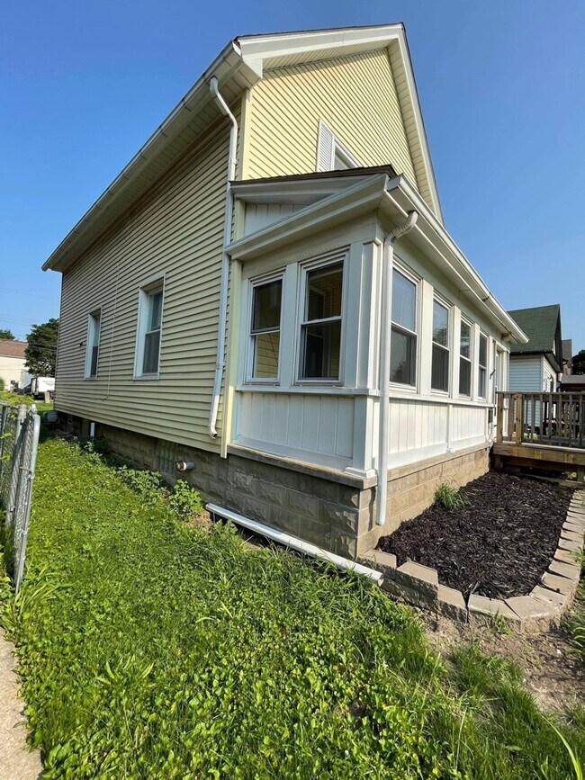 Building Photo - 2166 3rd St