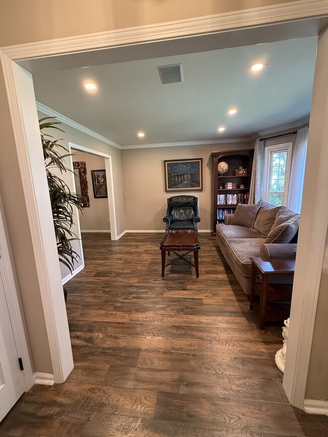 Building Photo - 989 Colonial Dr