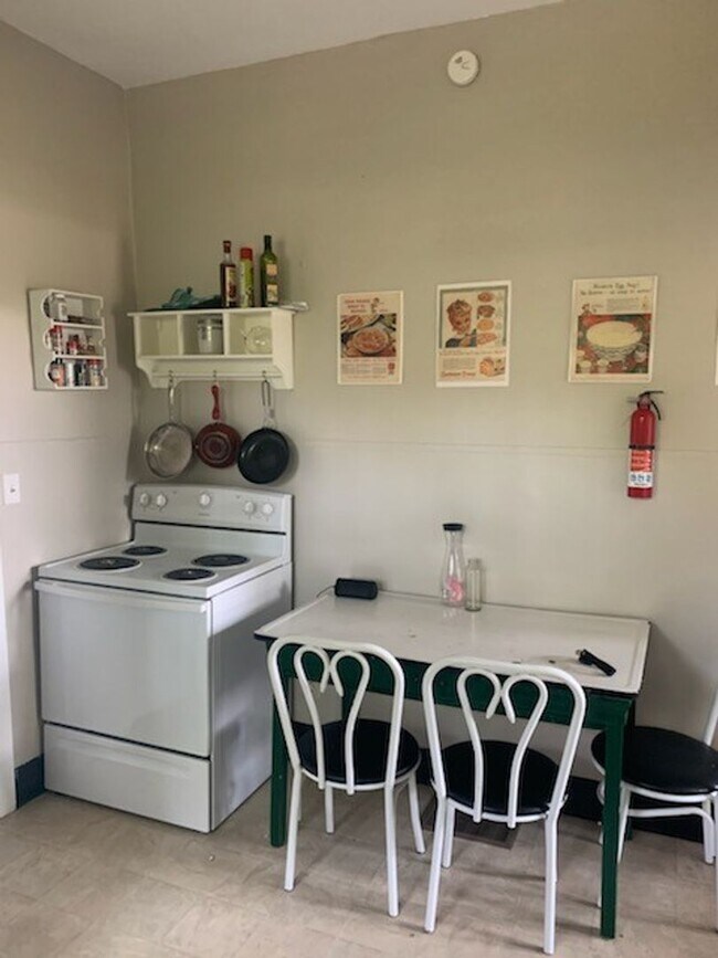 Foto del edificio - 3 bedroom, 2 bath House - Available August...
