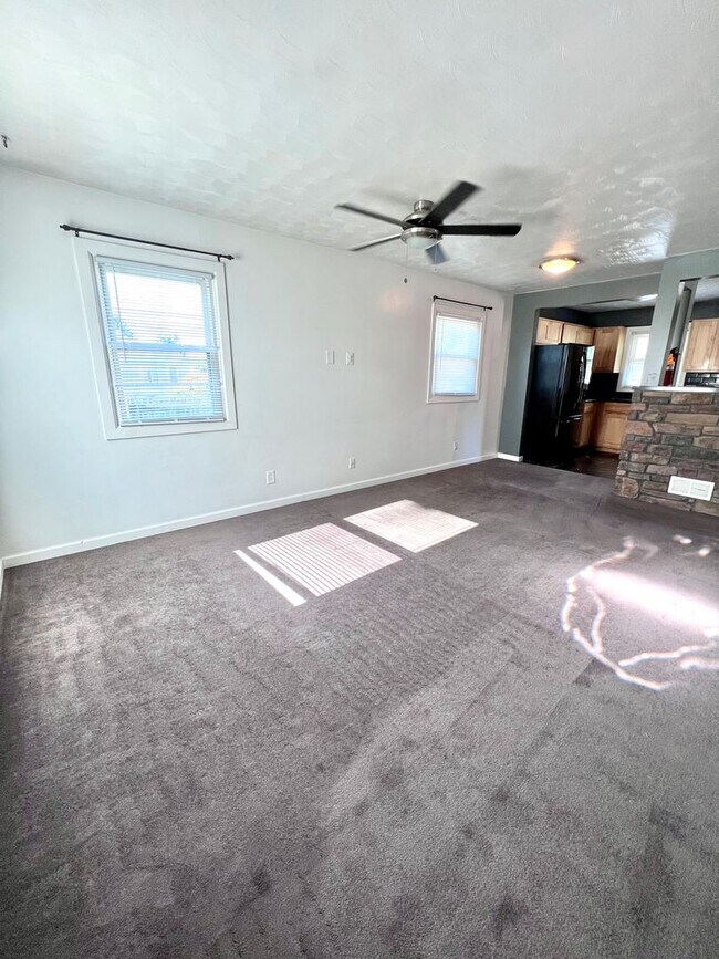 Foto del edificio - Beautiful 3 bed, 2 bath, 2 car garage