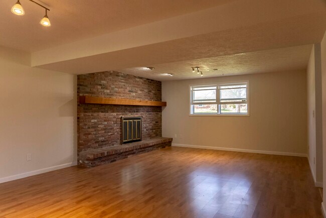 Family Room - 538 N Park Ridge Rd