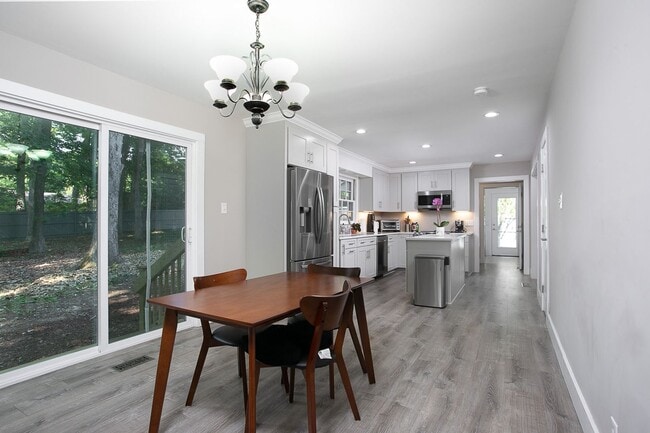 Building Photo - Renovated 3 bed, 2.5 bath in Chapel Hill w...