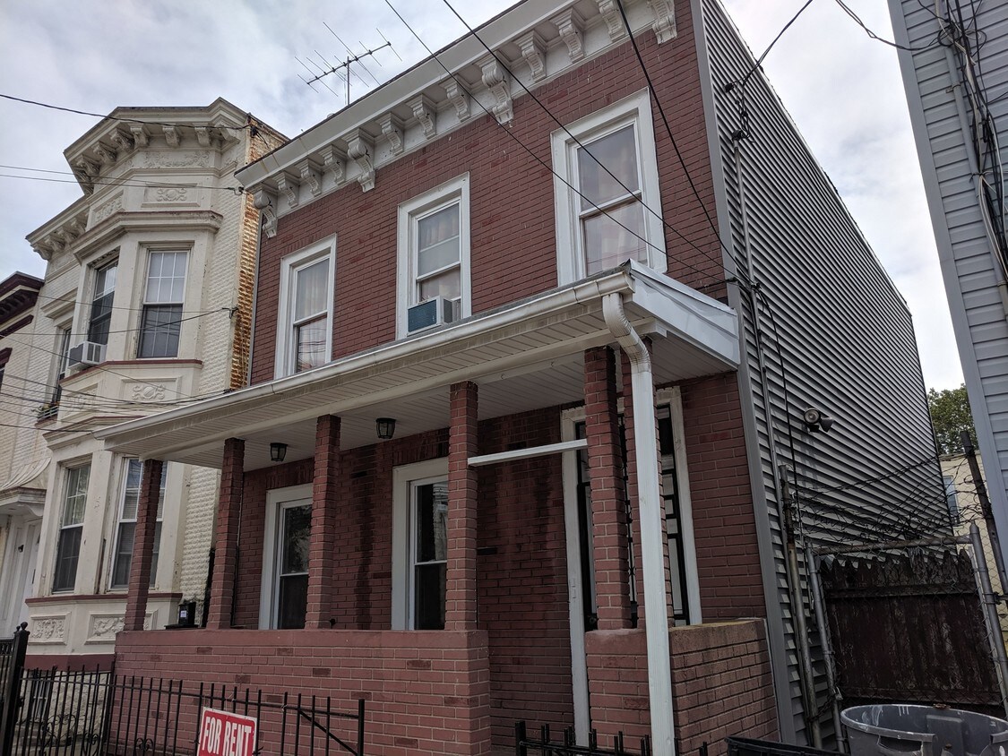 Front Porch - 31 Hague St
