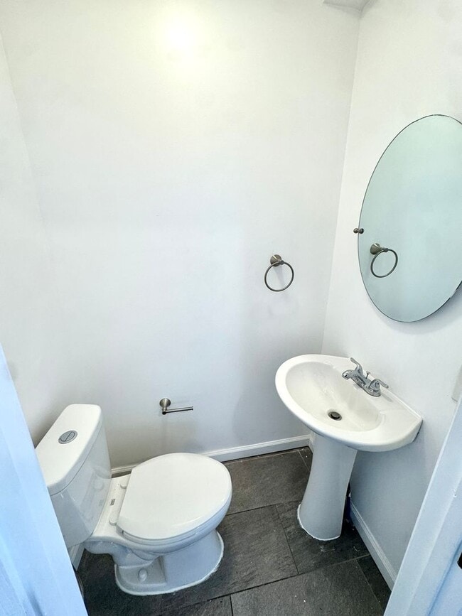 Foto del edificio - FOUR/FIVE BEDROOM End of Row