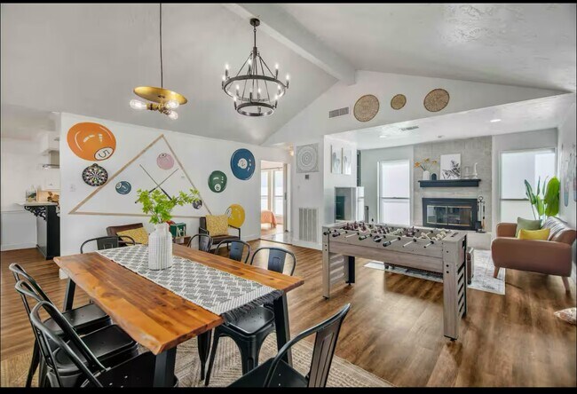 Foto del edificio - 3107 Cherry Creek Dr