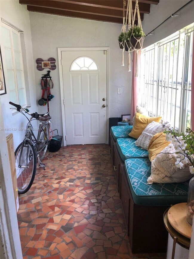 Foto del edificio - 551 NE 69th St