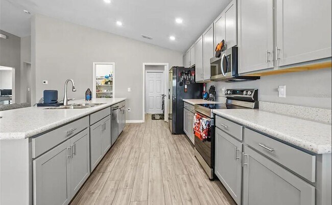 Foto del edificio - 529 Vittorio Dr