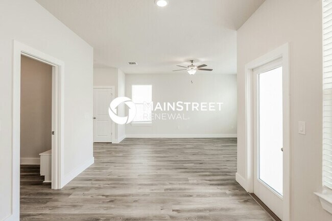 Foto del edificio - 3 Bedroom Pet-Friendly Home in Deland, FL with Main Street Renewal