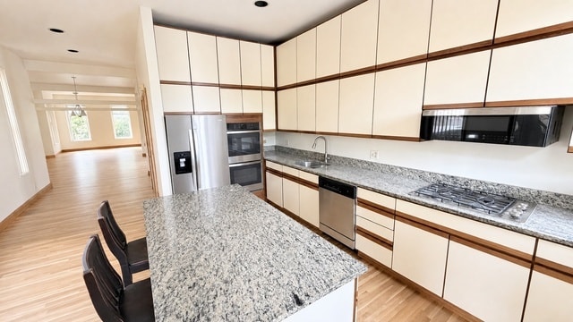 Building Photo - 534 W Dickens Ave