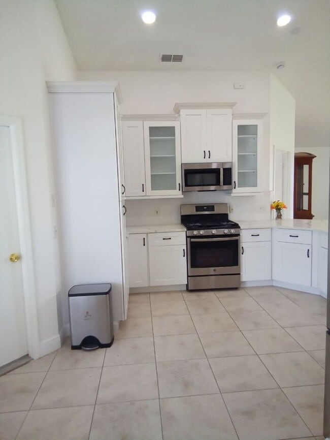 Building Photo - Charming 3 Bedroom Home for Rent in Davenp...