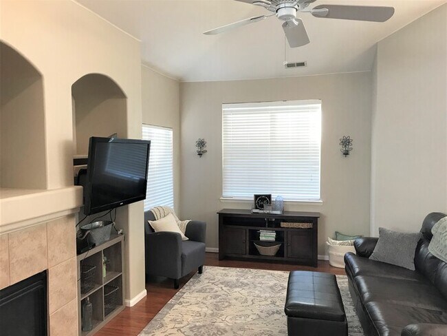 Building Photo - Gorgeous Townhome in Highlands Ranch