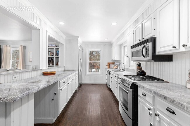 Building Photo - 850 Old Sag Harbor Rd