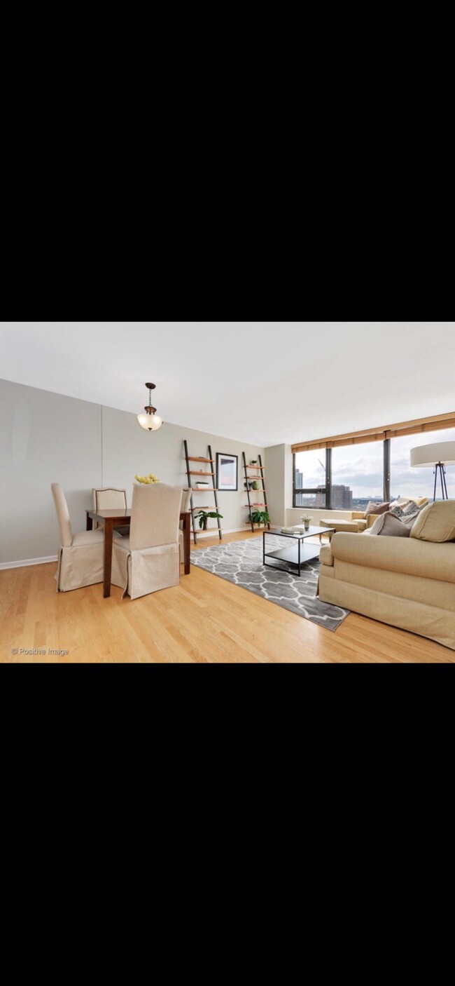 Foto del edificio - 3930 N Pine Grove Ave