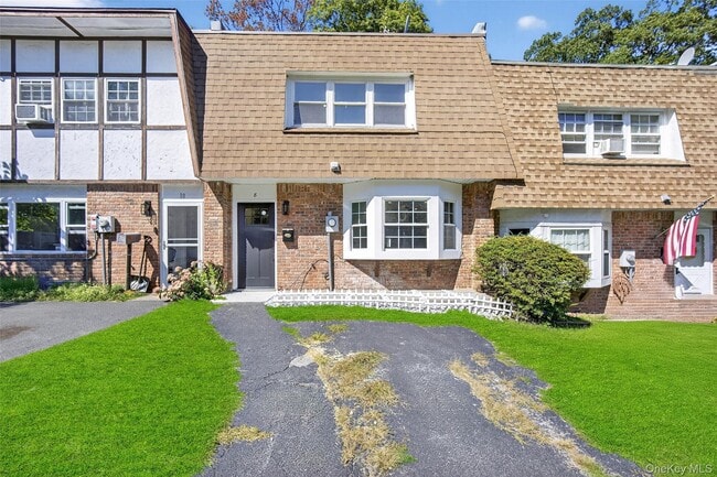 Building Photo - 8 Roundtree Ct