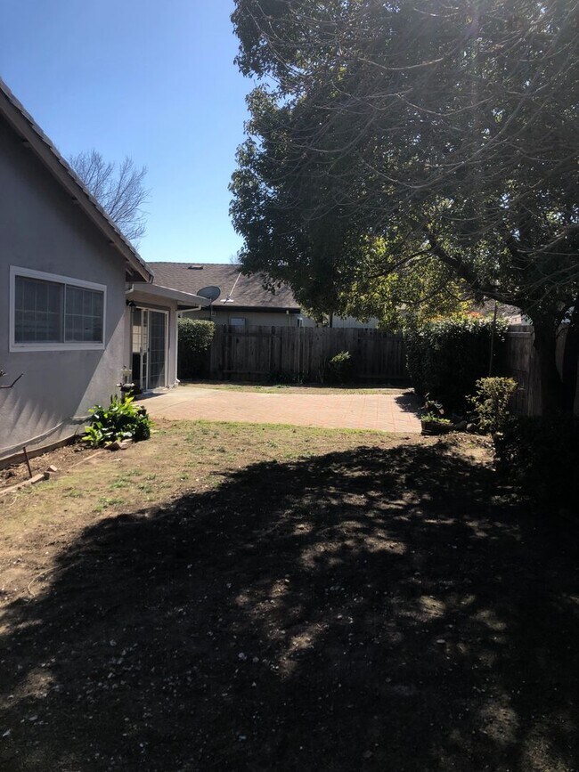 Building Photo - 3 bedroom w/ office remodeled and move in ...