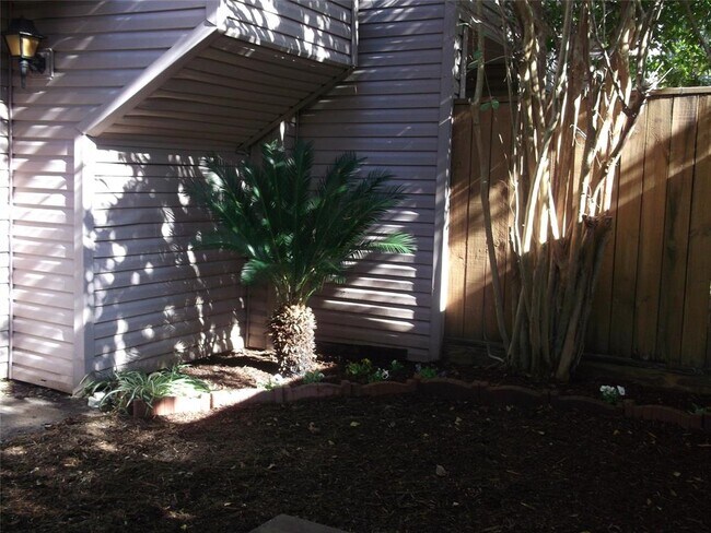 Building Photo - 1843 Sherwood Forest St