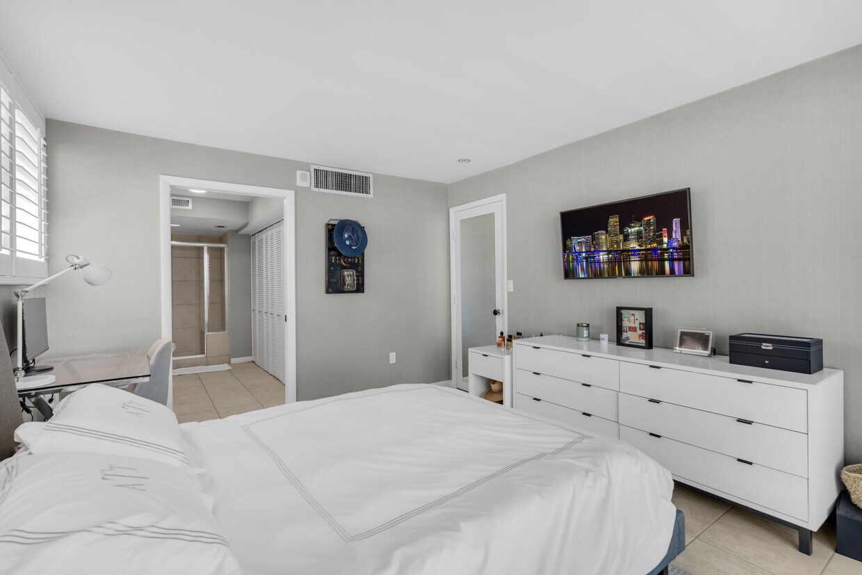 Primary Photo - 1228 West Ave