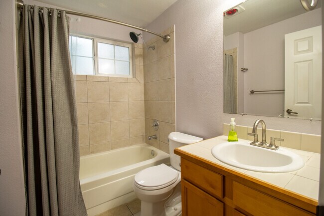 Foto del edificio - 1126 N 198th St