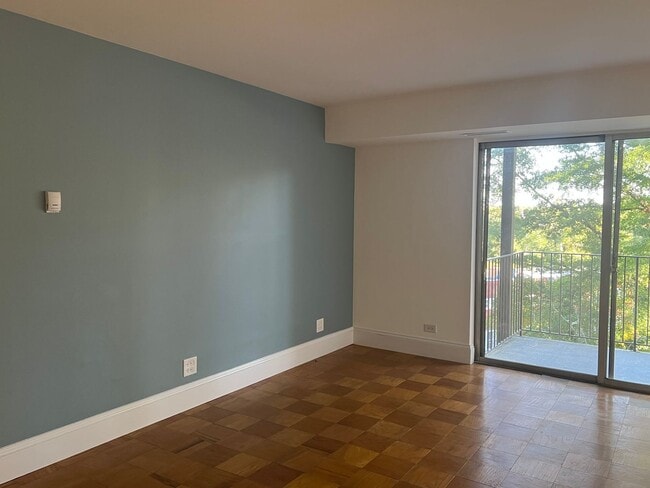 Building Photo - Downtown Condo