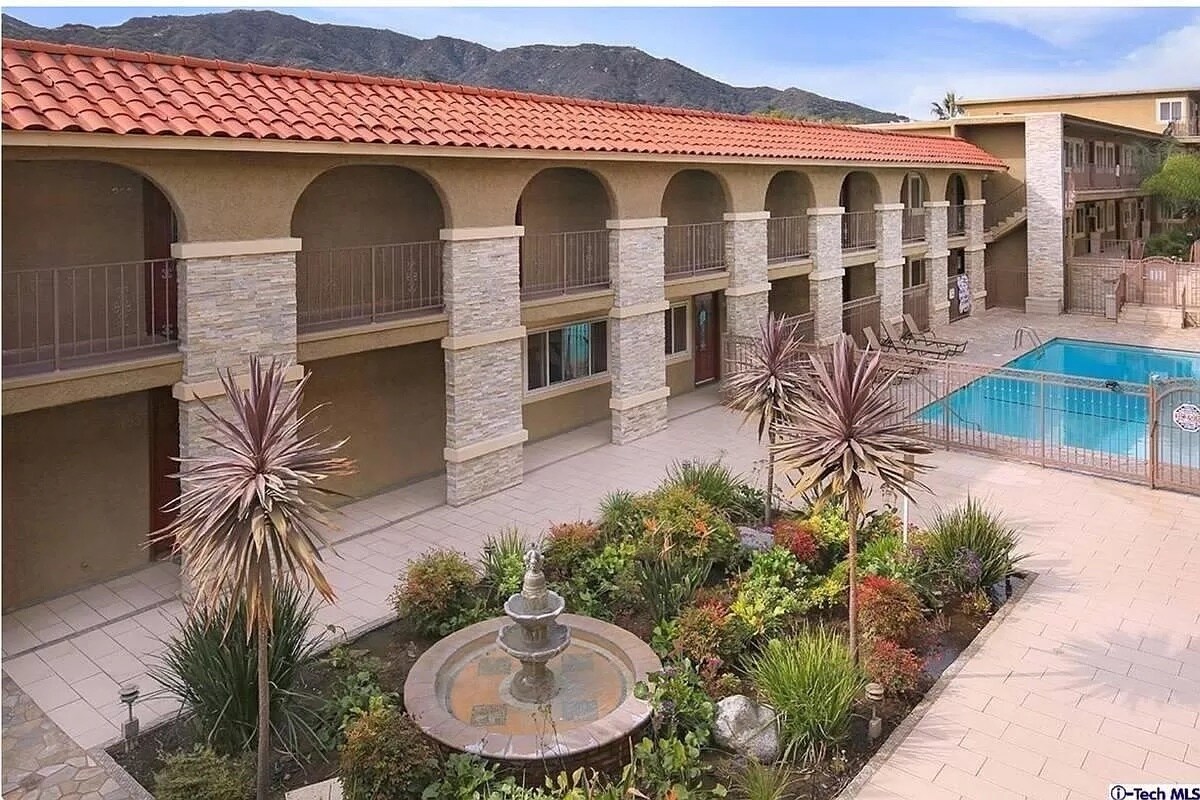 3220 Altura Ave Unit 331, La CrescentaMontrose, CA 91214 Condo for