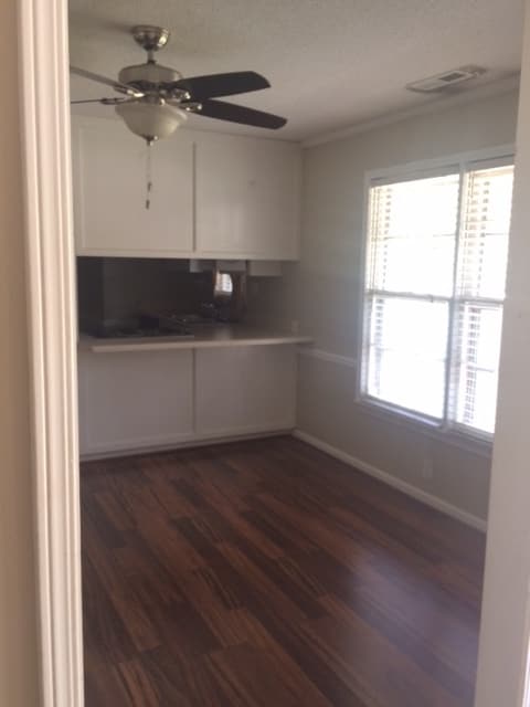 Building Photo - 819 Tammy St SW