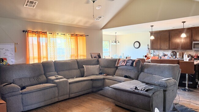 Foto del edificio - 28 NE Summerwood Dr