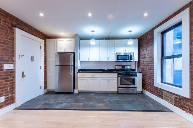 Building Photo - 520 W 190th St