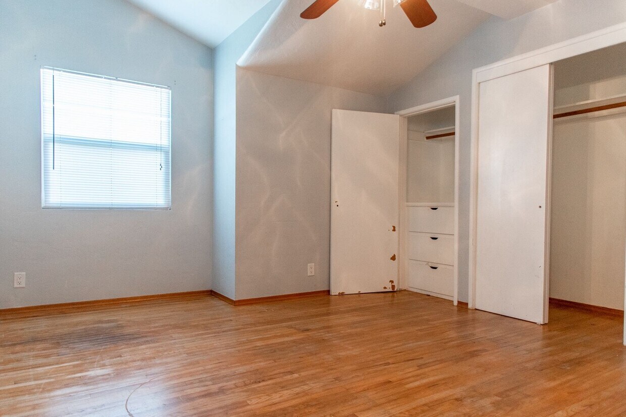 Foto principal - 3 bedroom 2 bath renovated home with swimm...