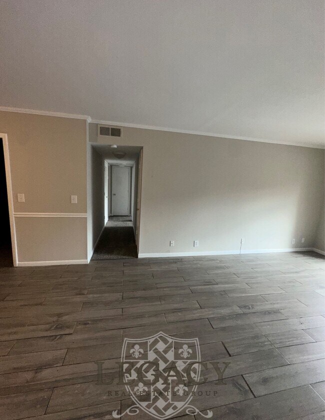 Foto del edificio - 370 Wallace Rd