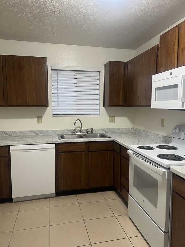 Building Photo - 629 Kingman Ave