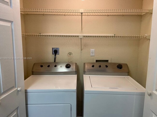 Foto del edificio - 977 Riverside Dr