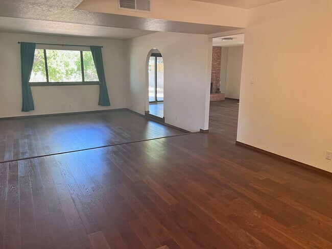 Building Photo - Great location.  3 Br, 2 Bath, 3 living ar...