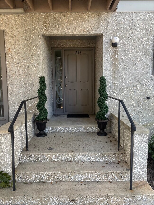 Foto del edificio - 657 N Golf Villa Rd