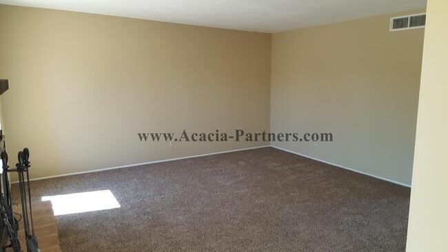 Foto del edificio - 3 Bedroom Eastside w/ Carport, Fireplace &...