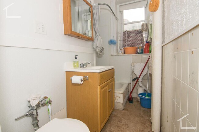 Foto del edificio - No Broker Fee Brighton One Bed - Available...