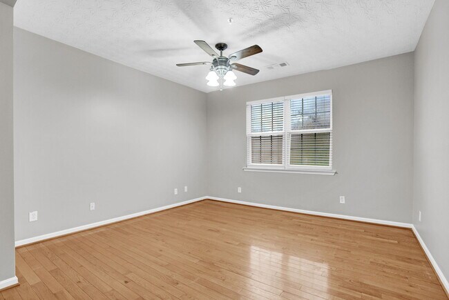 Foto del edificio - 241 Village Square Dr