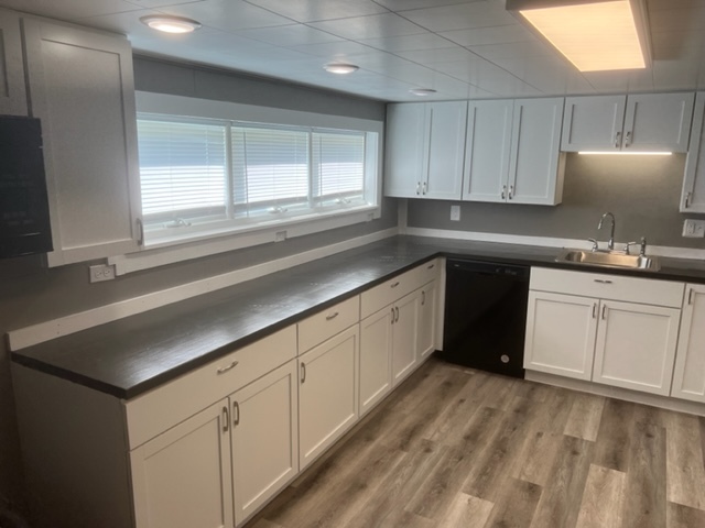 Kitchen - Dish washer, gas range, over range microwave, fridge - 325 W Clay St