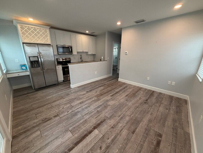Building Photo - 522 Holt Ave