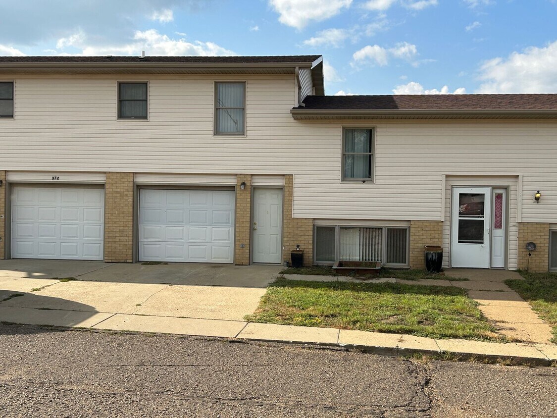 Foto principal - Lovely, Updated Townhome for Rent