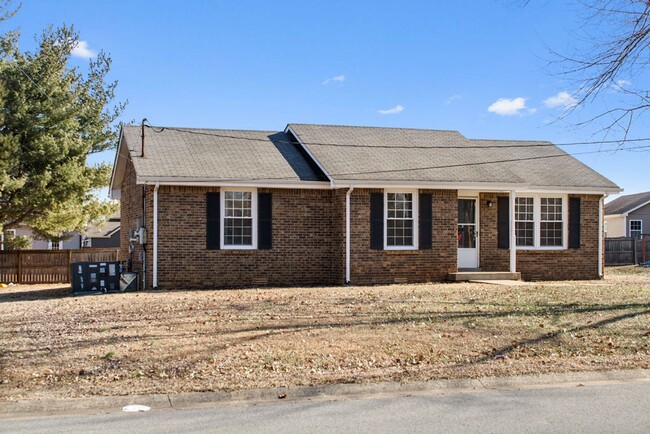 Building Photo - Sweet 3 bedroom single family home with a ...