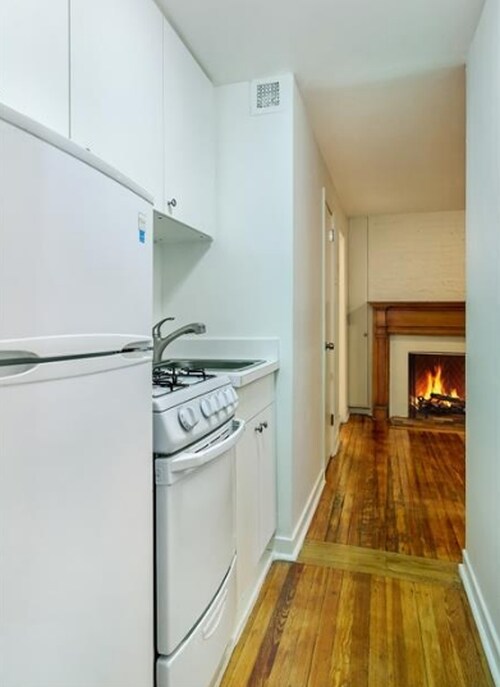 Building Photo - 7 Minetta Ln
